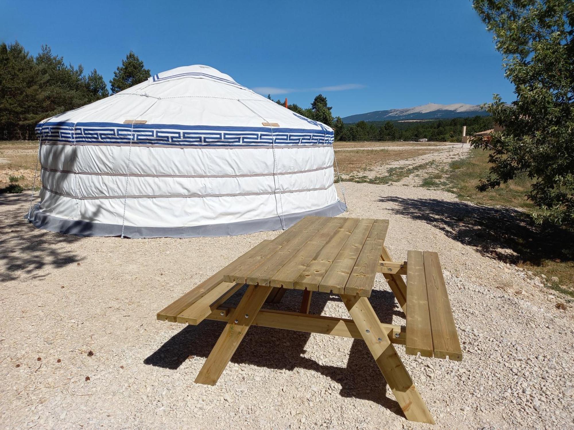 A Ventoux Yourte Monieux Eksteriør billede